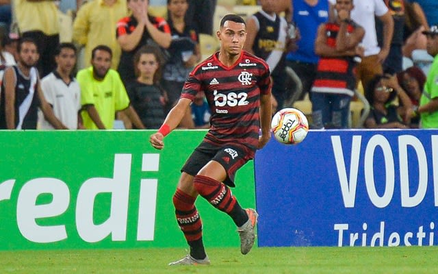 Matheusinho fica sem espaço no profissional do Flamengo, e empresários buscam novo clube