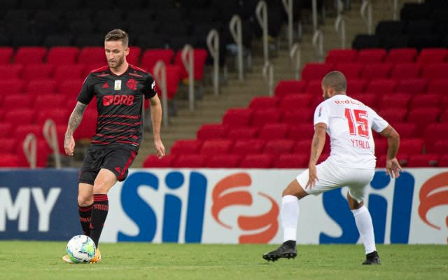 Torcedores criticam Léo Pereira após empate com o Bragantino