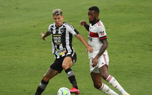 Gerson joga de terno e recebe elogios da torcida do Mengão nas redes sociais