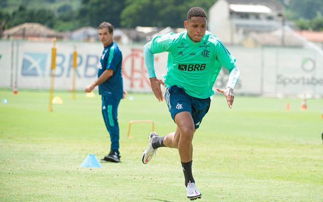 Flamengo chega a quatros jogos seguidos sem repetir dupla de zaga no Brasileirão