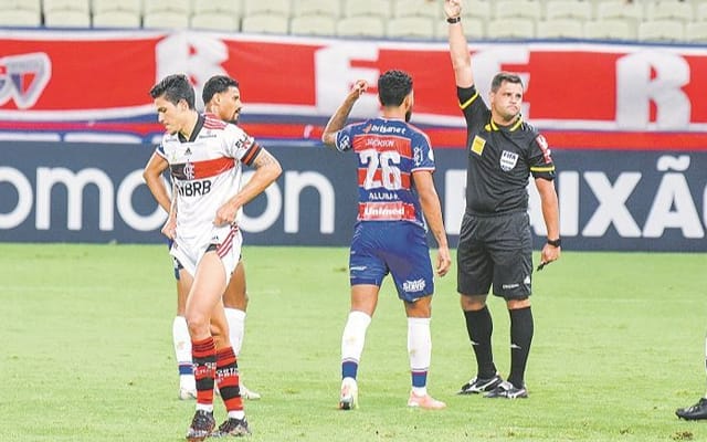 Jogador do Fortaleza faz buraco no gramado antes da cobrança de pênalti de Pedro, veja