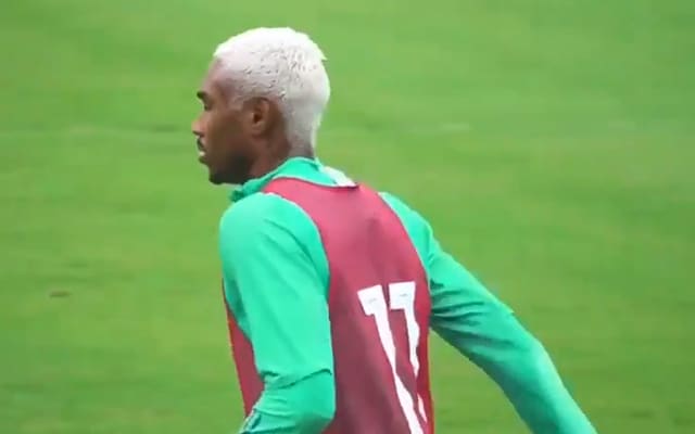 Após gol decisivo, Vitinho chega ao Ninho do Urubu com novo visual