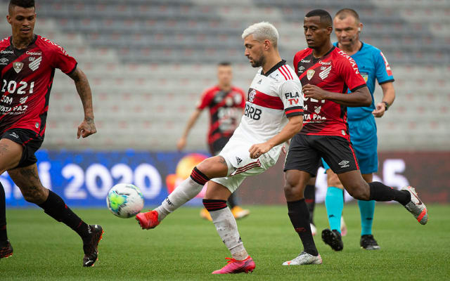 “Estava cansado, vem jogando todos os jogos”, Rogério Ceni revela motivo para substituição de Arrascaeta