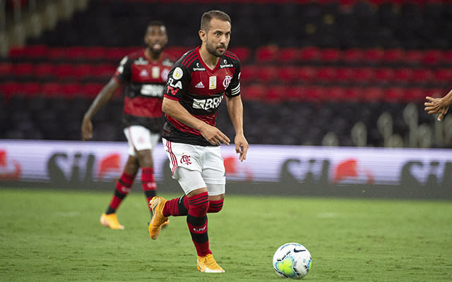 Everton Ribeiro analisa proposta de clube árabe e Flamengo monitora situação