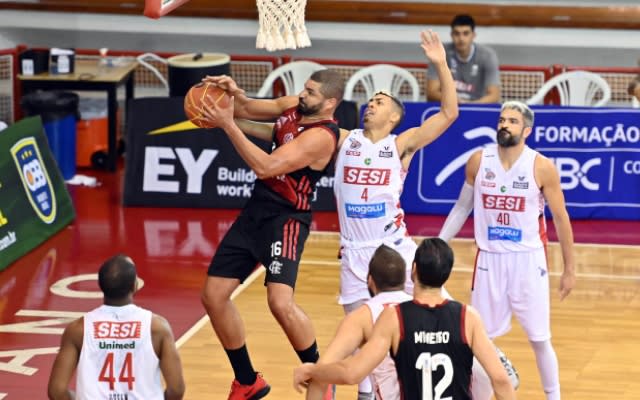 No Basquete, Flamengo vence Franca e garante vaga nas semifinais da Copa Super 8