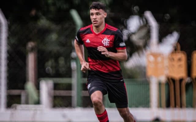 Flamengo investe em promessa de 16 anos, e impõe multa milionária