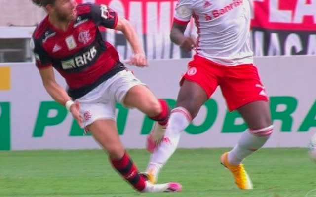 “Querem que o Flamengo ganhe”, Capitão do Internacional detona a CBF