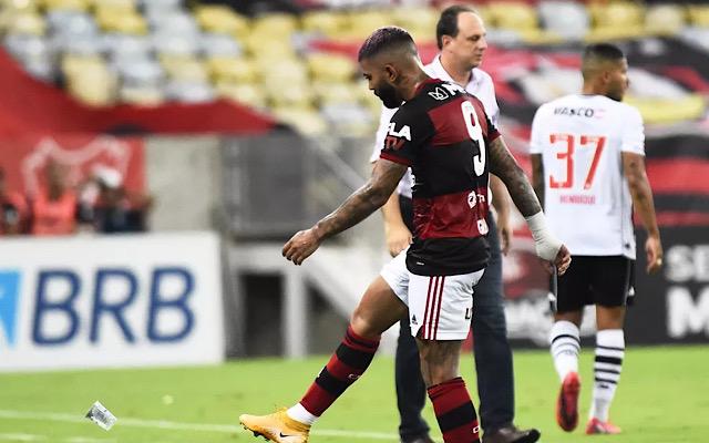 Transmissão flagra conversa de Ceni com Gabigol após irritação do atacante com substituição