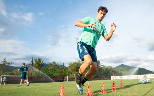 Com Rodrigo Caio, Flamengo divulga relacionados para jogo contra Corinthians