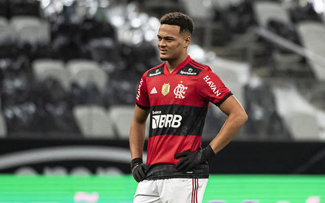 Clubes ingleses disputam Rodrigo Muniz, Flamengo tenta definir futuro do atacante