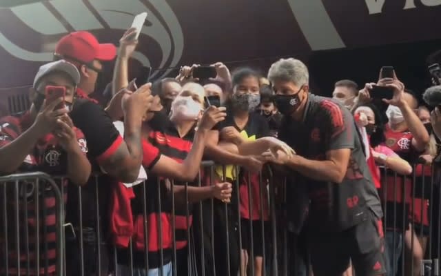 Torcedores rubro-negros festejam com elenco do Flamengo em desembarque; assista