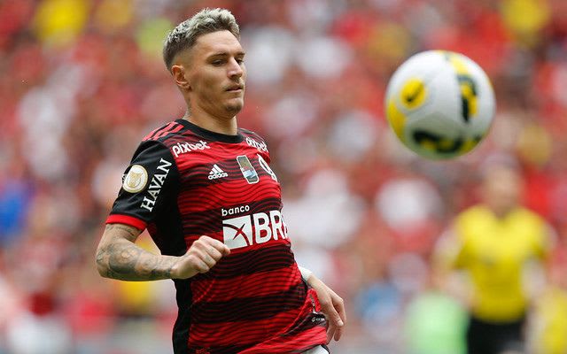 Vai jogar? Varela briga pela titularidade no Flamengo