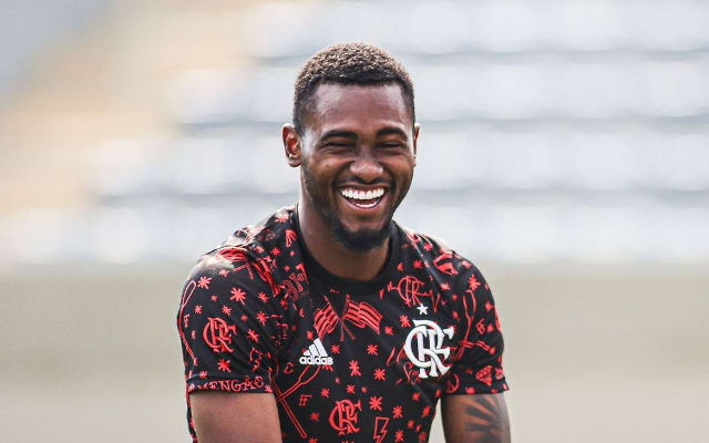 Time europeu entra na briga pela contratação de Otávio, zagueiro do Flamengo