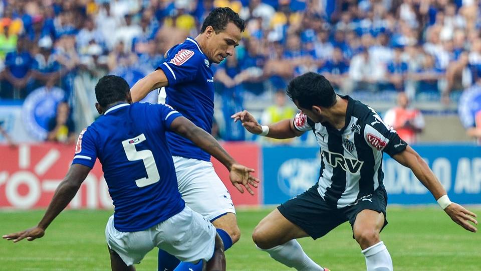 Damião salva após gol trapalhão, e Cruzeiro empata com o Atlético-MG