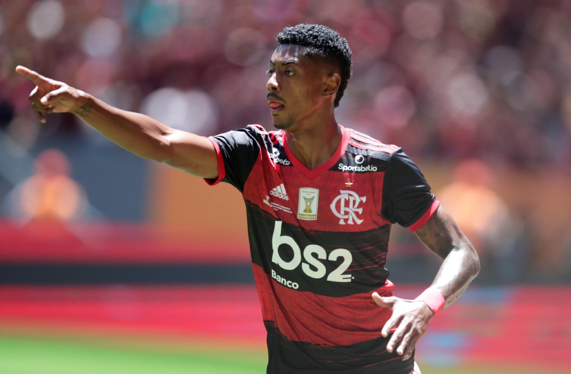 Benfica pode oferecer dois jogadores ao Flamengo para ter Bruno Henrique, diz jornal