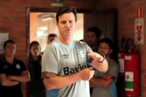 Técnico substituto do Grêmio enaltece meninos e reconhece: Não foi fácil