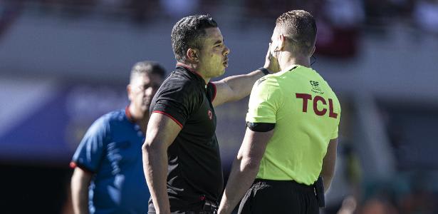 VAR ACERTOU? Ex-árbitros analisam polêmica de pênalti em vitória do Flamengo