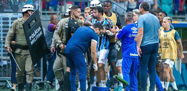 Grêmio solicita apuração de interferência externa no lance de expulsão de Diego Costa.