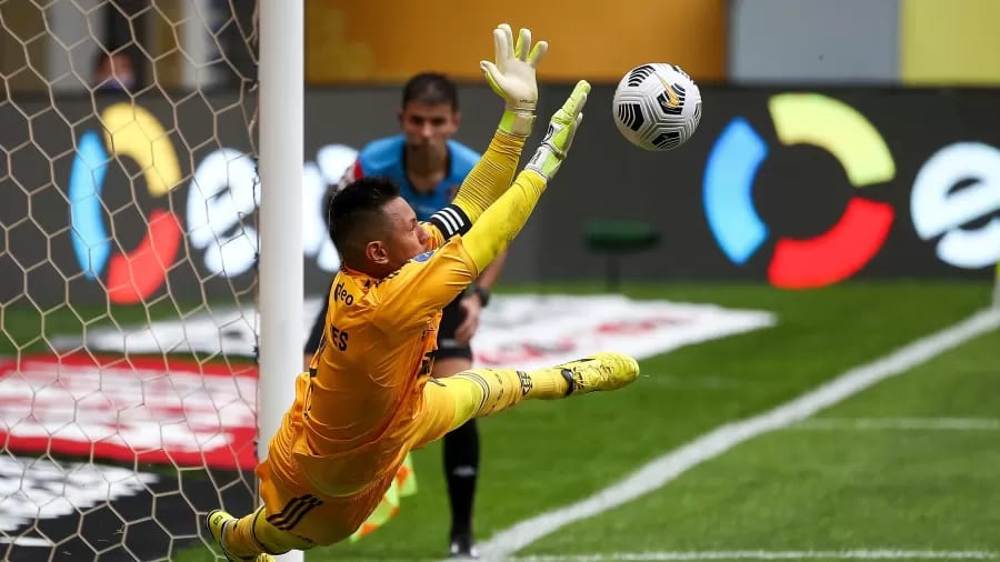 Diego Alves possui média incrível em pênaltis e tem CR7 como vítima