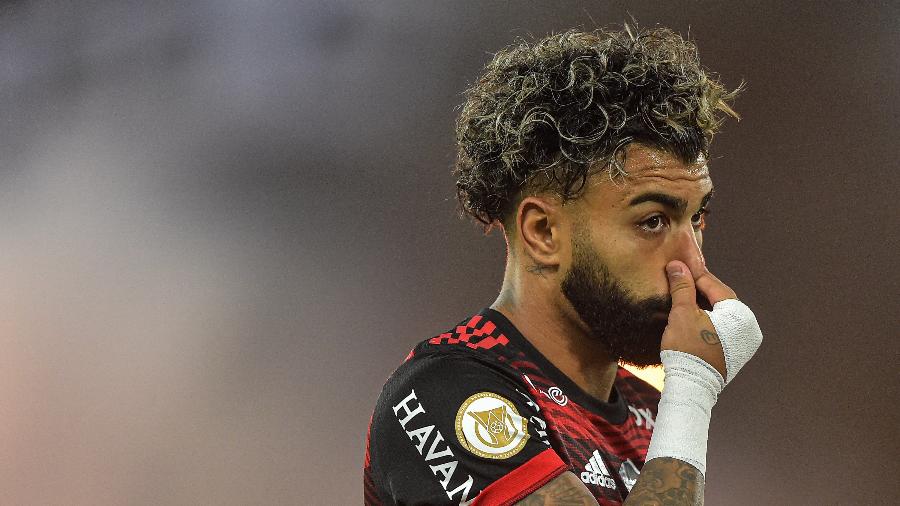 Gabigol provoca torcida do Botafogo com chororô após vitória do Fla