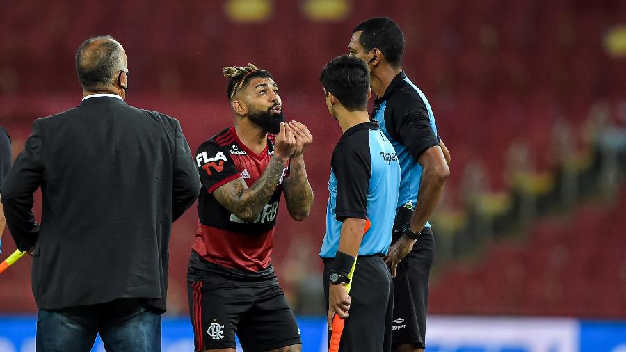 Comentarista vê cera de Fla no clássico, mas critica expulsão de Gabigol