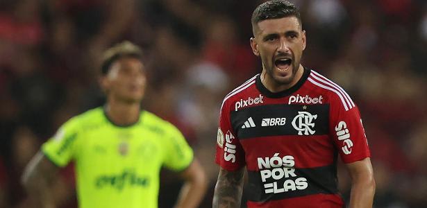 Flamengo bota o Palmeiras na roda, vence e se coloca na briga pelo título