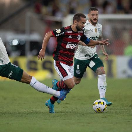 Nos pés de Everton, Flamengo retoma ataque móvel e domina Palmeiras pronto