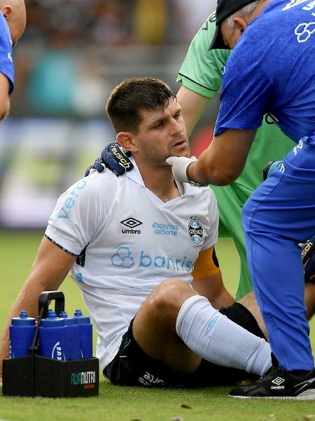 Kannemann, do Grêmio, sendo atendido no jogo contra o Vasco, pelo Brasileirão