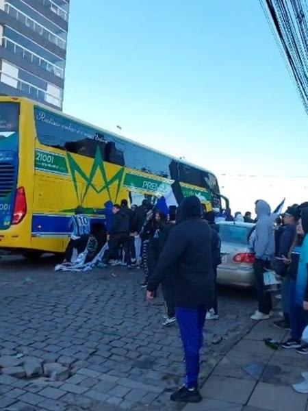 Torcedores protestam em chegada do Grêmio