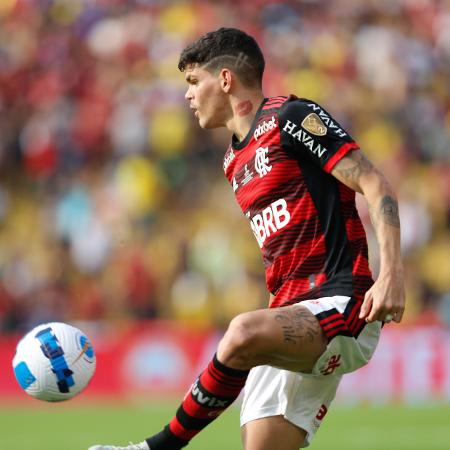 Flamengo aumenta proposta de compra de Ayrton Lucas em R 2,8 milhões