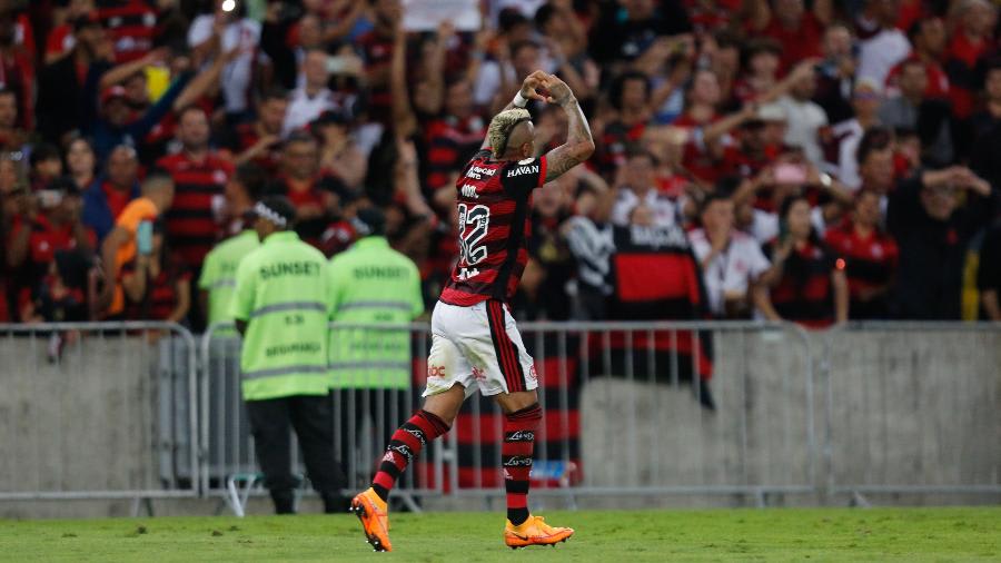 Vidal titular? Dorival prega cautela após 1º gol do chileno pelo Flamengo