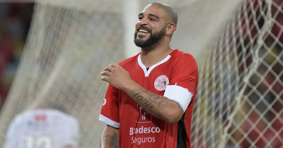 Colete de Adriano Imperador em treino chama a atenção dos fãs: É do Flamengo