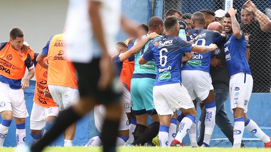 Maicon e Thiago Neves reclamam do gramado após derrota: Dificulta muito