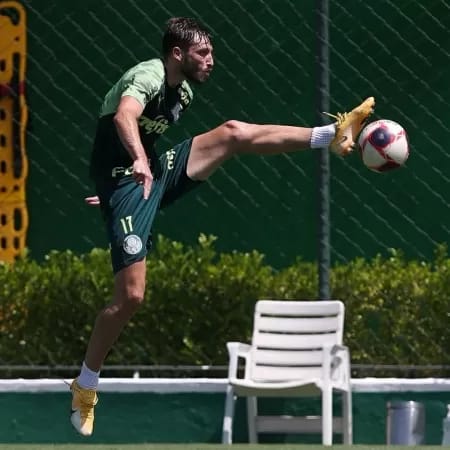 Lateral do Palmeiras aponta Arrascaeta como melhor jogador do futebol brasileiro