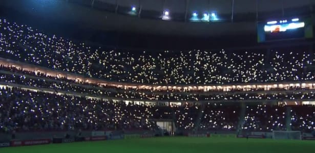 Apagão paralisa Fla x Vasco e torcedores iluminam estádio com celulares