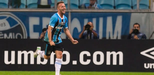 Arthur fica sem palavras após parceria com ídolo Maicon no Grêmio