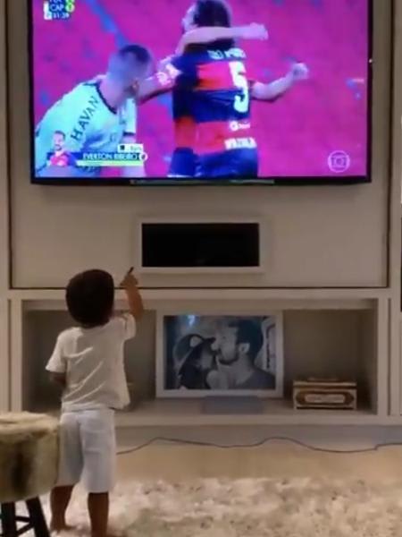 Filho de Everton do Flamengo comemora gol do pai e vai parar no Twitter da Fifa