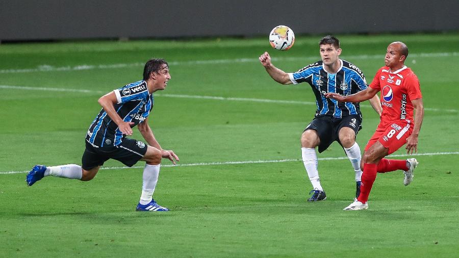 Grêmio teve zaga ideal só 16 vezes em 2020; problema se repete neste ano