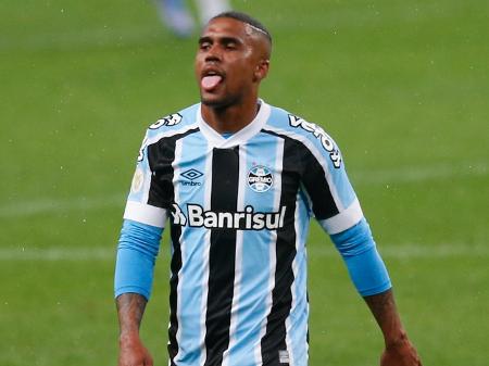 Douglas Costa volta a comentar sobre sua saída do Grêmio e não descarta retornar