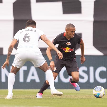 Jhon Jhon, do Bragantino, disputa lance com Reinaldo, do Grêmio, durante partida do Brasileirão