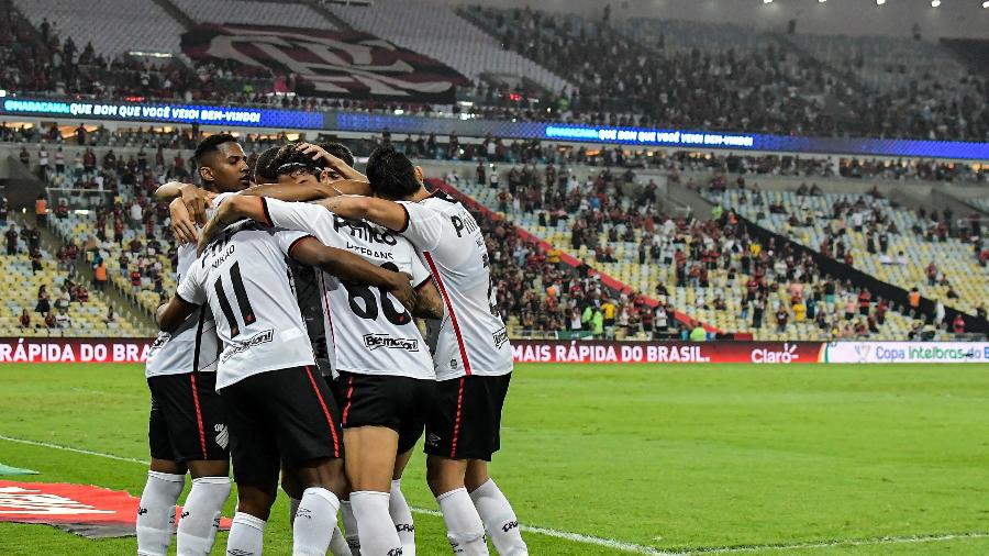 Athletico faz provocação ao Fla após 3 a 0 no Maracanã: Grama sintética fez diferença