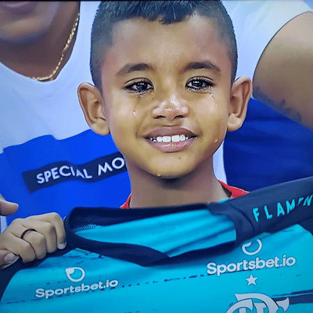 Gabigol dá camisa de treino a garoto colombiano, que chora de emoção; veja