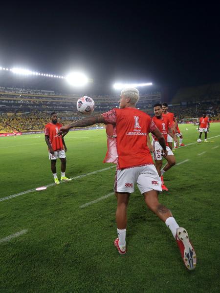 Flamengo pode ser multado por não devolver coletes em jogo da Libertadores