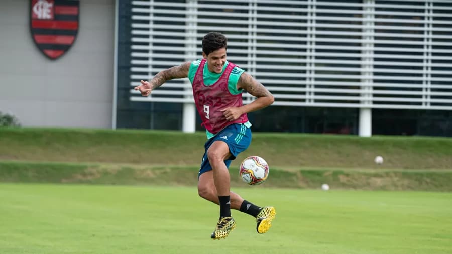 Pedro vai a campo pela 1ª vez após lesão no Fla, mas é dúvida para final