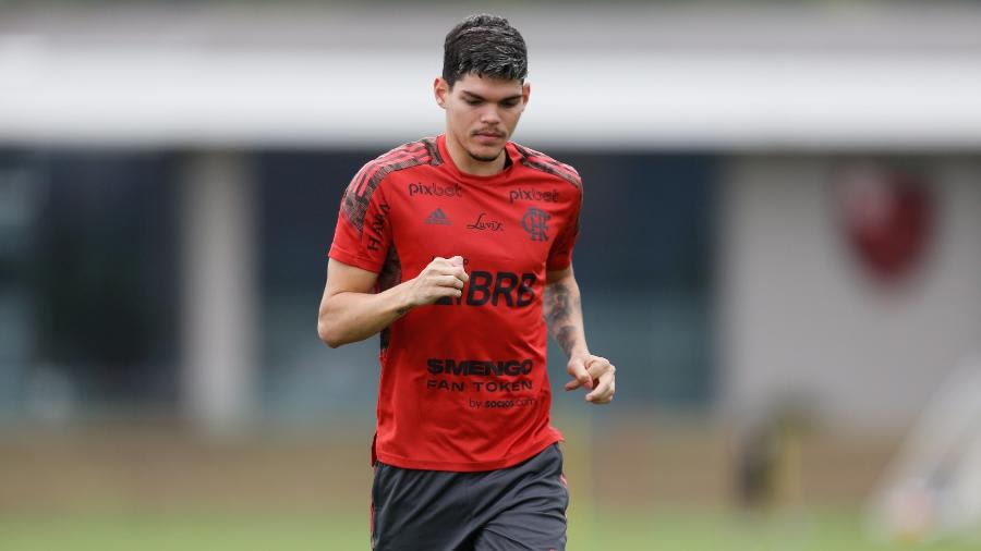 Ayrton Lucas segue trabalho de transição após lesão e adia estreia no Flamengo