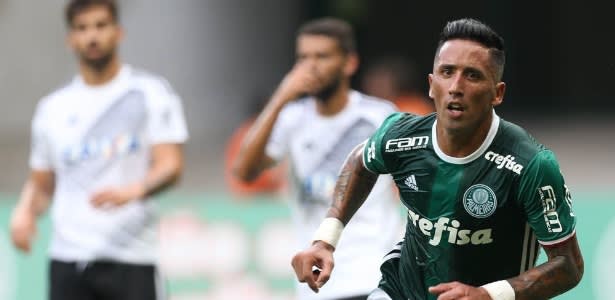 O que falta para Lucas Barrios assinar com o Grêmio