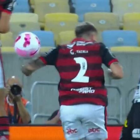 De novo? Bola no braço de jogador do Fla dentro da área e VAR deixa seguir