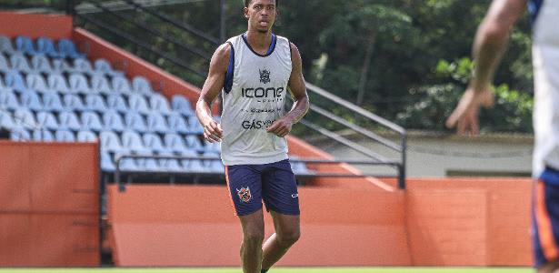 Flamengo contrata destaque Carlinhos do Nova Iguaçu para reforçar equipe.