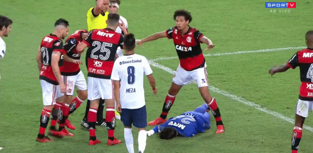 Goleiro do Flamengo apaga em campo após queda e dá susto no Maracanã