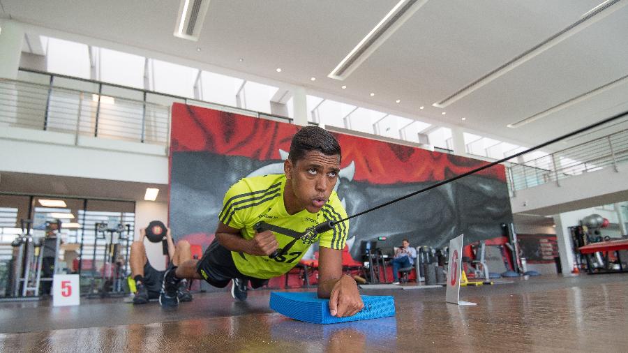 Lesões atrapalham, russos barram, e Pedro Rocha passa sem brilho pelo Flamengo